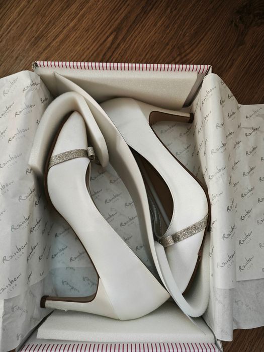 Бели дамски обувки