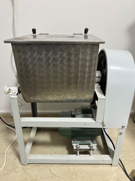 Продаем тестомес на 7 кг