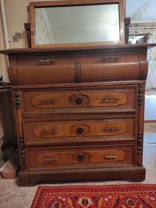 Продам камод и зеркало антиквариат.
