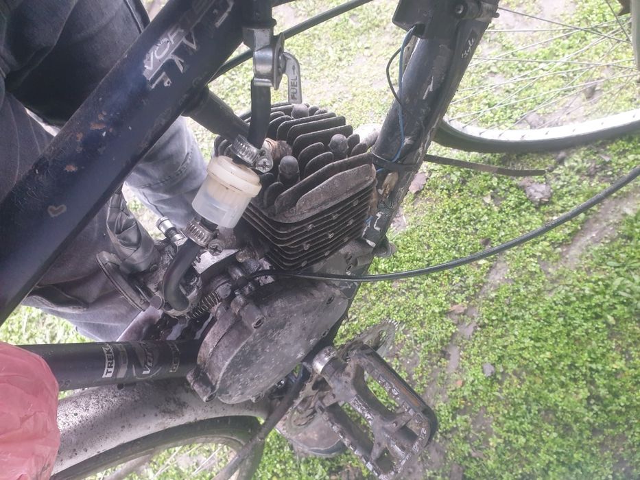 Vând bicicleta cu motor  80cc