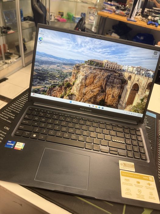 Laptop ASUS VivoBook 15 X1504VA i7-1355U 16GB 512GB SSD impecabil