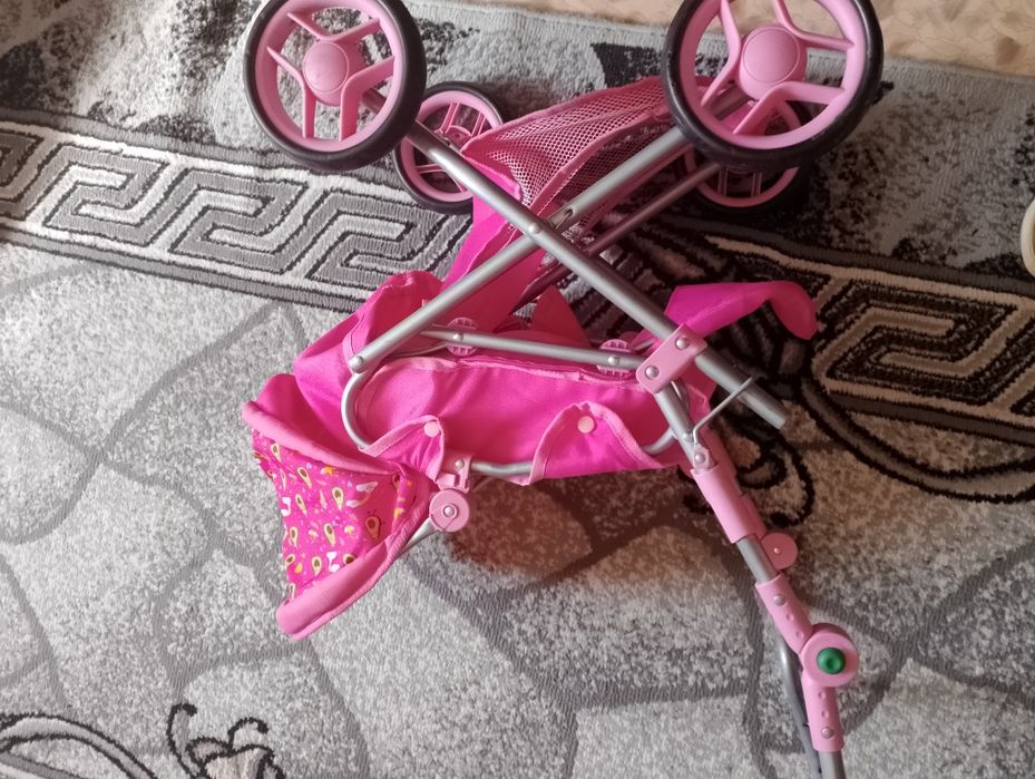 Детская коляска с куклой