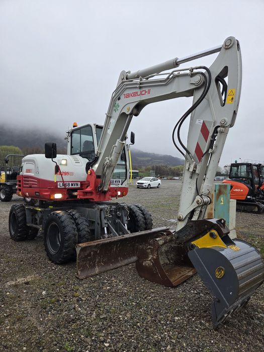 Inchiriez utilajul excavator cu roți,  cilindru Hamm 15 t