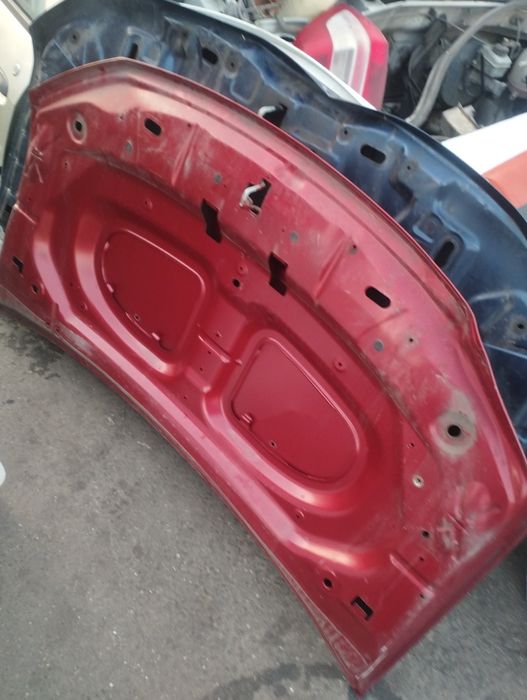 Capota Dacia Logan Sandero 2 lovită