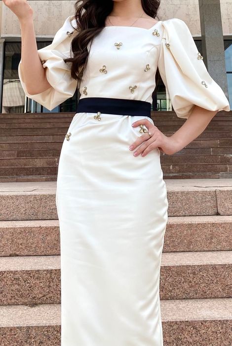 Платье из плотного атласа