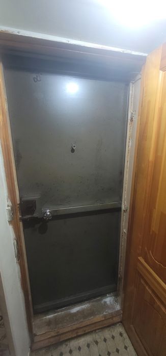 Продам железную дверь.