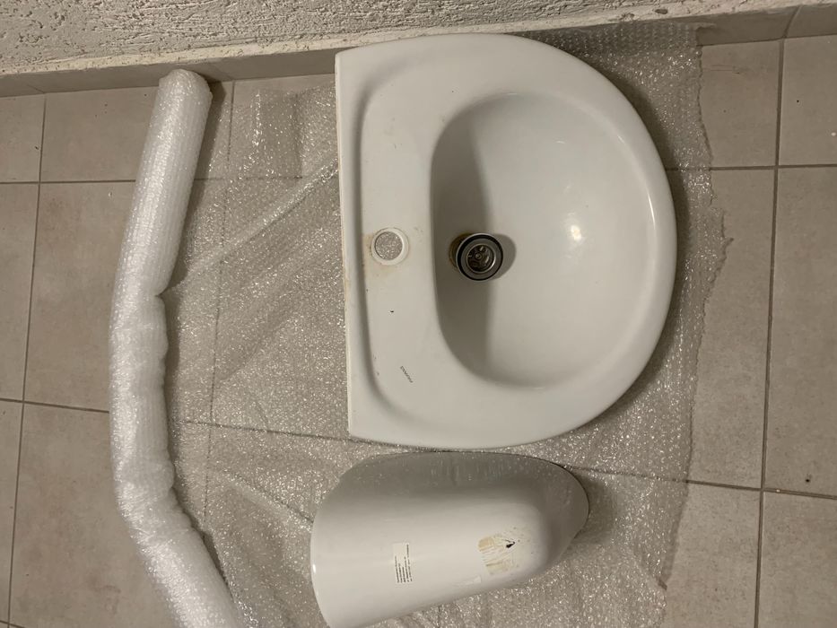 Мивка за баня с полуконзолой и смесителем