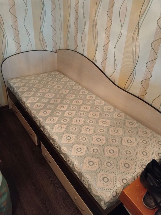 Продам письменный стол и две кровати