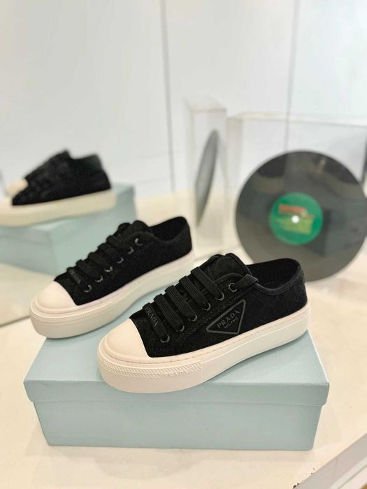 Aduc pe comanda Adidasi PRADA orice model