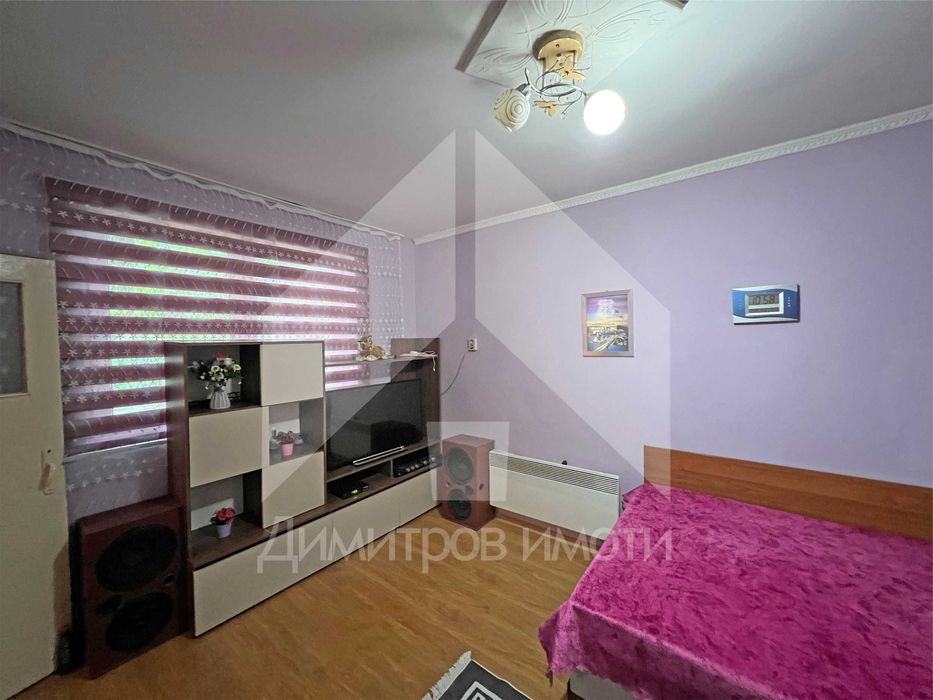 Продава самостоятелна, еднофамилна къща гр. Нови пазар - кв. Нииж.