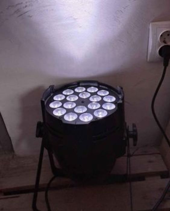 Par Led 18×18w  lumimi RGBWA + UV Alimentare la 220 w