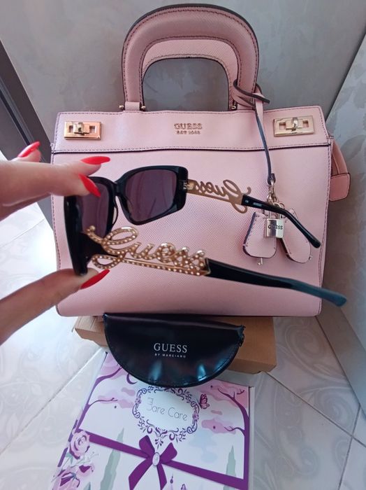 Ефектни слънчеви очила Guess с камъни