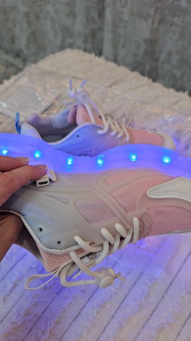 Кроссовки новые для девочки