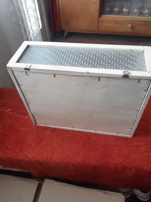 Аптечка от едно време.Става и за баня