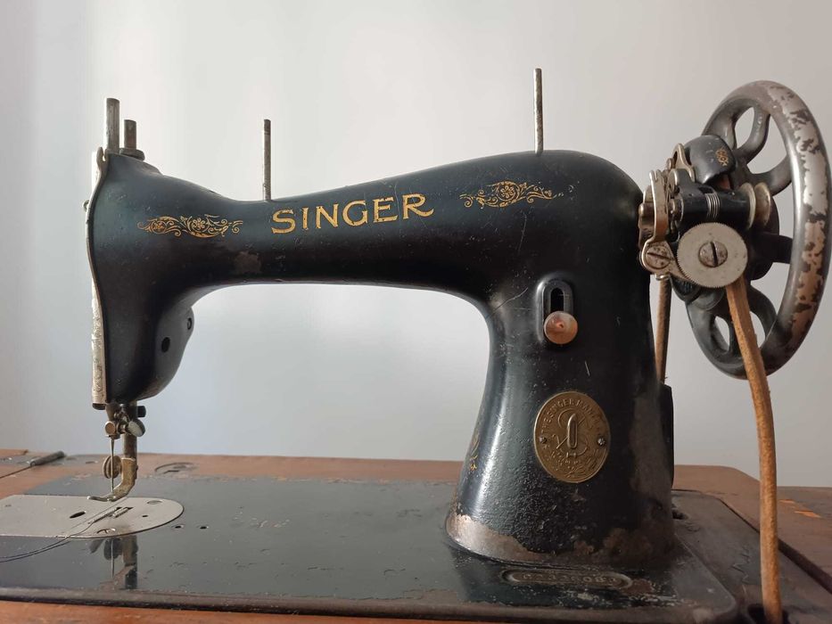 Mașină de cusut Singer veche cu pedală și mobilier original – cca. 1930