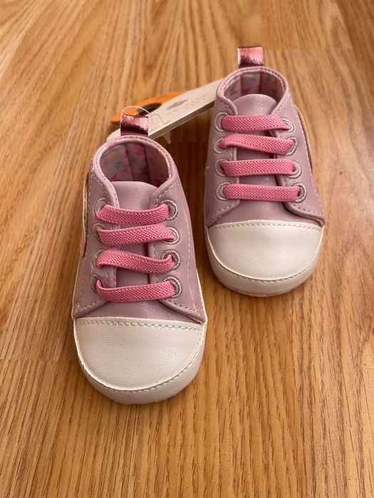 Нови бебешки обувки