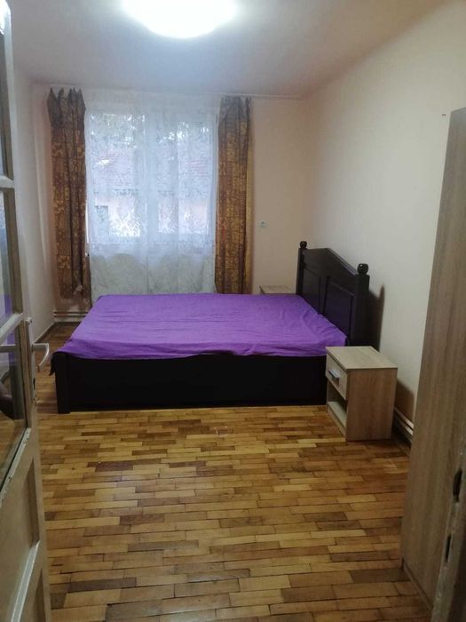 Dau in chirie  apartament cu 2 camere in apropiere de Spitalul Judetean