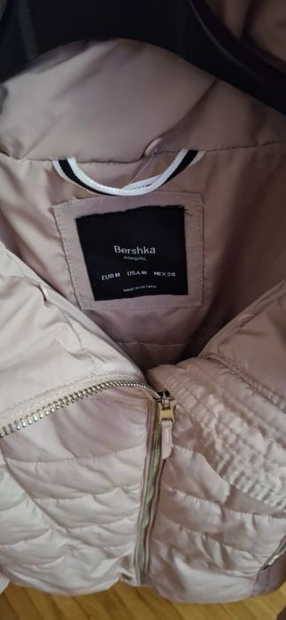 Geaca Bershka roz pudra si cu capison