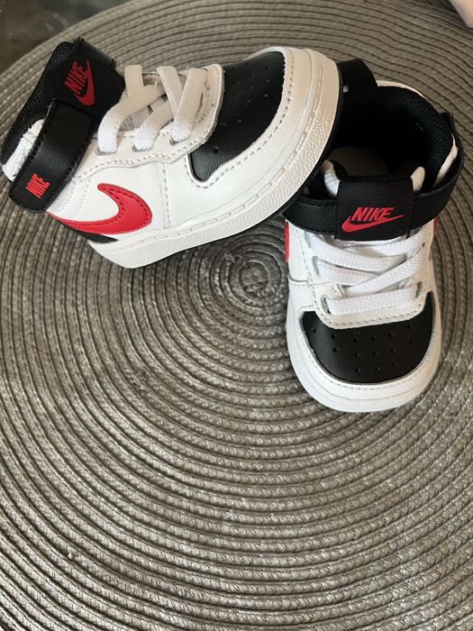 Vând adidasi Nike