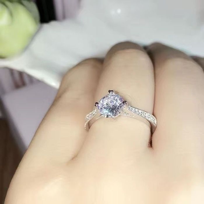 Kumush suvi yurgizilgan uzuklar.