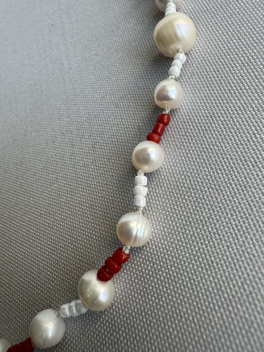 Colier lucrat manual din argint, perle, coral si margele de nisip