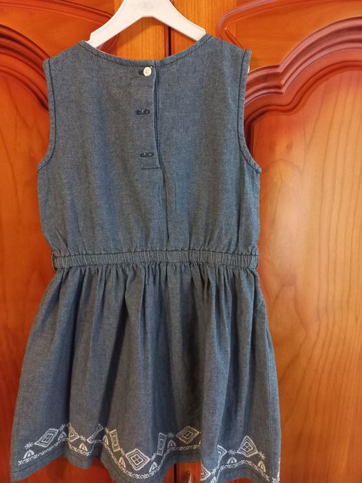 Vând 5 rochițe 4_6 ani _40 lei fiecare.