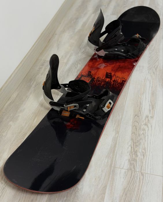 Продам сноуборд с креплениями и ботинками