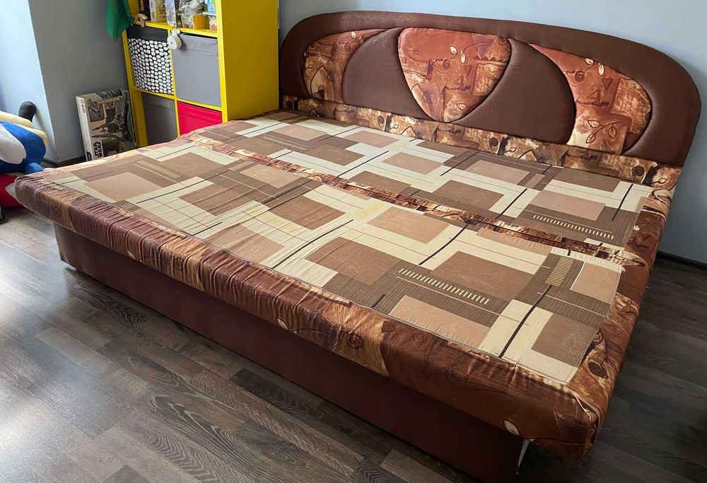 Подарявам разтегателен диван