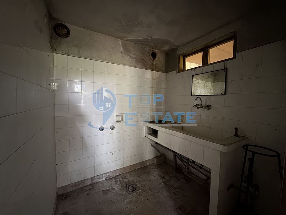 Тухлена къща с кладенец и голям двор в село Павел, област Велико Търн