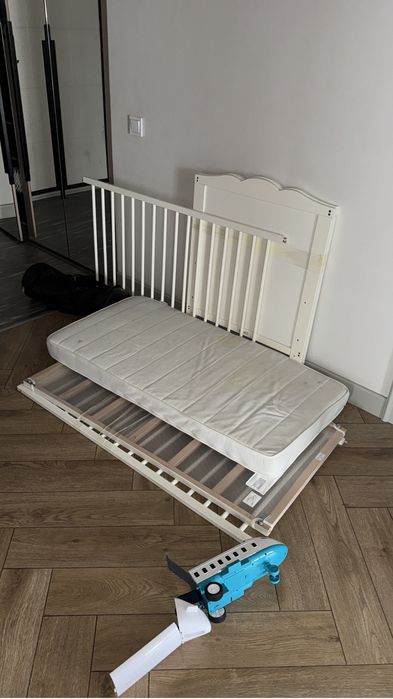 Отдам детскую кроватку икея с матрасом, белого цвета, ванночку