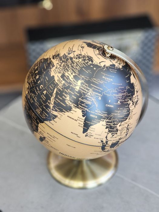 Этот роскошный черно-золотой глобус станет настоящим украшением любого
