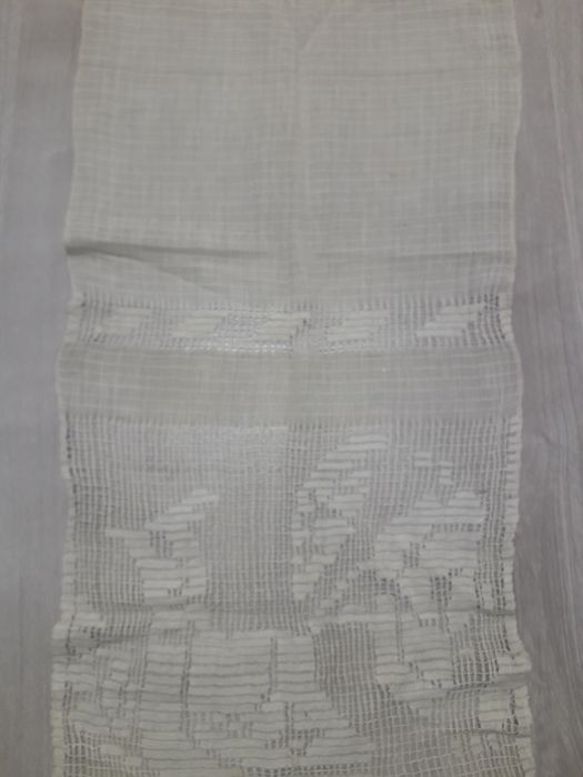 Stergar traditional cusut manual pe panza de borangic alb