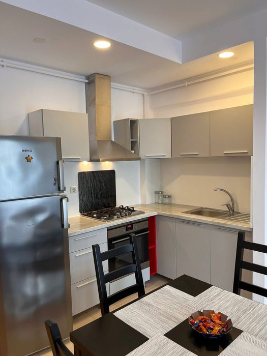 Inchiriez apartament 38 mp, cu 1 dormitor, 1 loc parcare in Cosmopolis