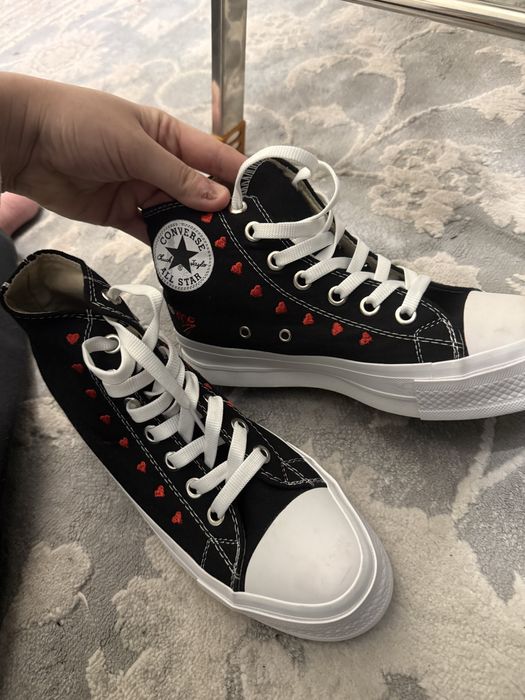 Кроссовки конверсы