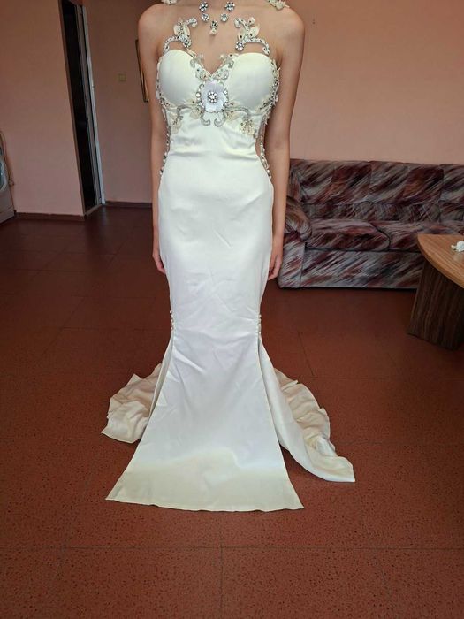 Рокля с камъни и сатен