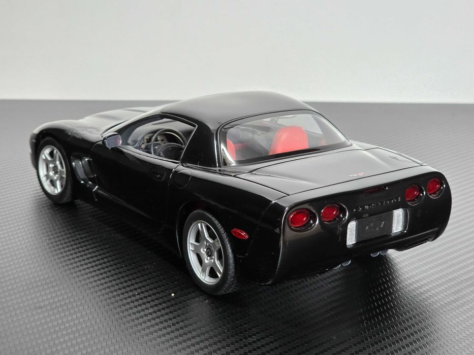 Macheta Auto 1/18 UT Models Chevrolet Corvette 1998