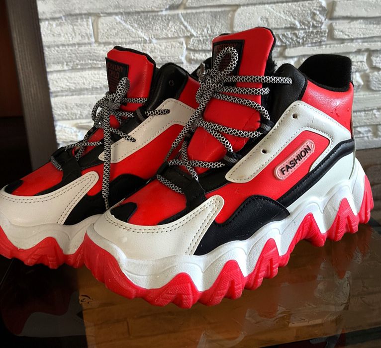 Кроссовки женские