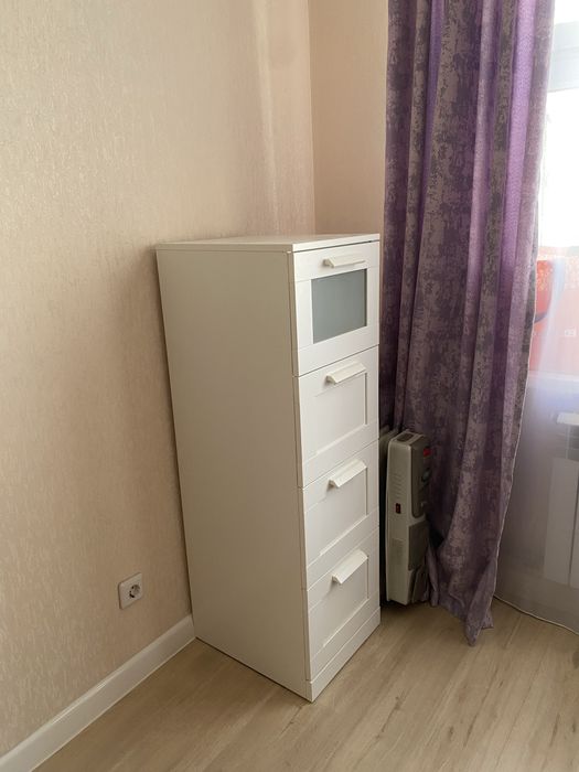 Белый цвет комод 4 яшик продается Ikea