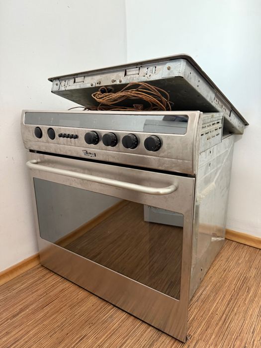 Фурна за вграждане Whirlpool с плот с 4 котлона