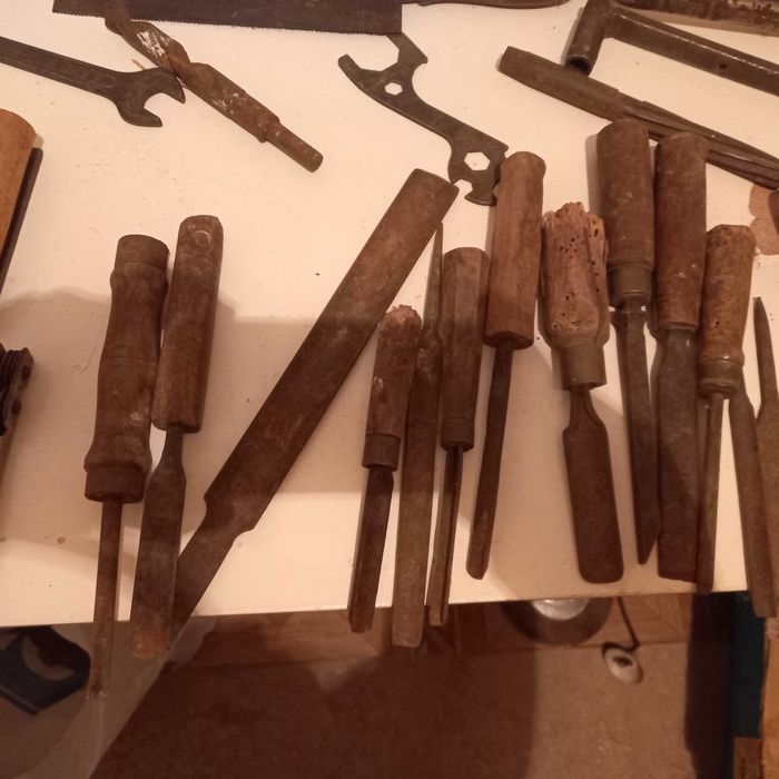 Стари инструменти гледа чукове брадвички пили и други неща