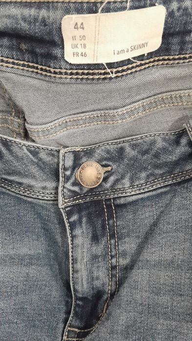 Vînd 4 perechi de blugi 42 /44 L și 1 perechie depantaloni