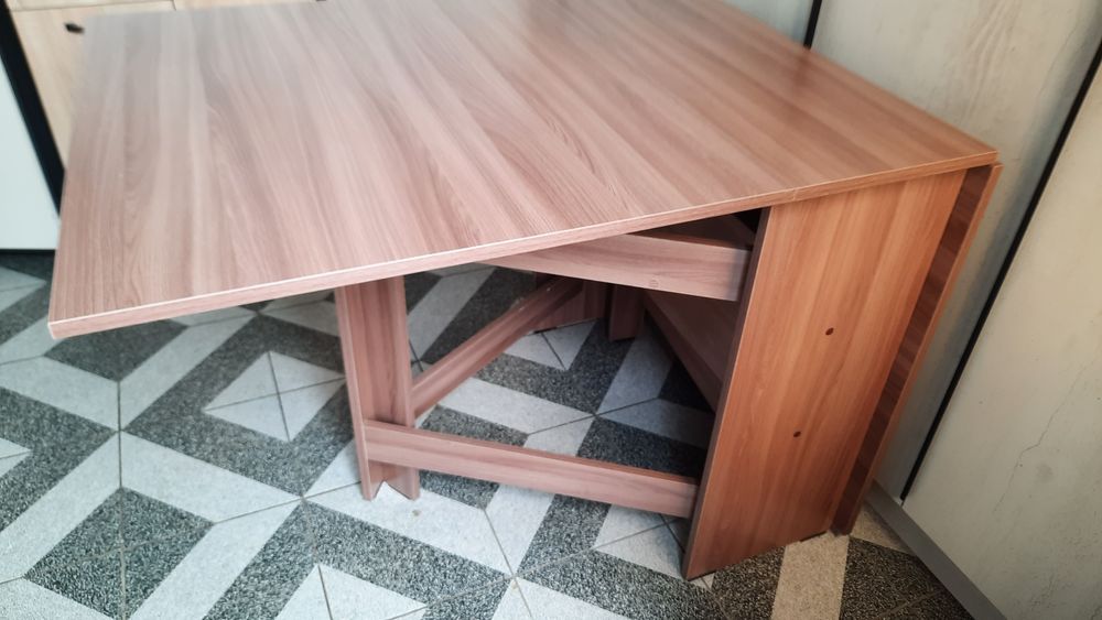 Продам стол книжку