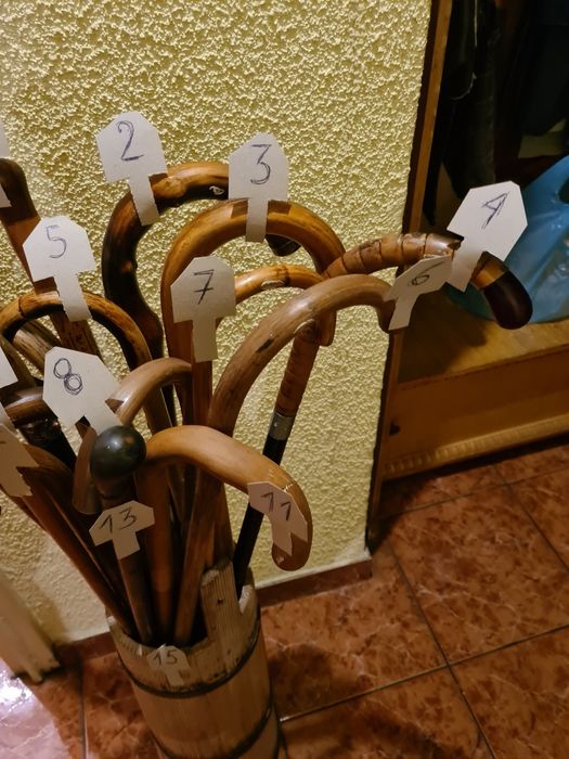 Bastonul ajutator din lemn si alte obiecte vechi