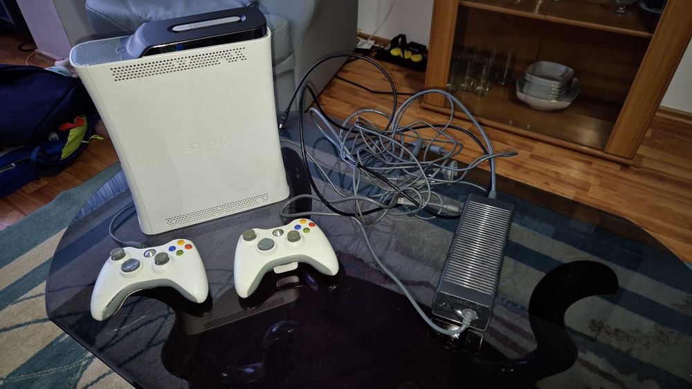 Vând Xbox 360 120 GB HDD