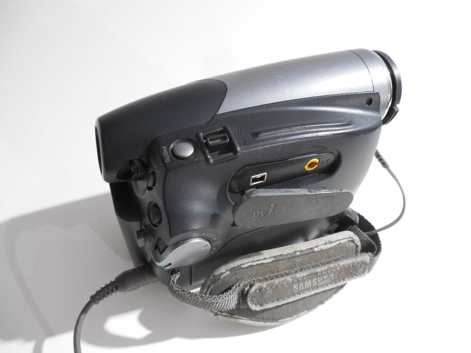 Vand camera digitala MiniDV Samsung VP-D371W cu incarcator si cablu AV