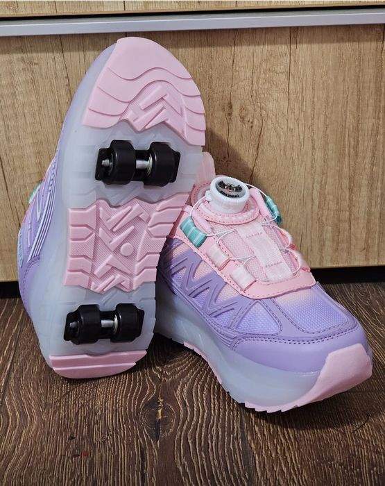 Adidași cu role detașabile