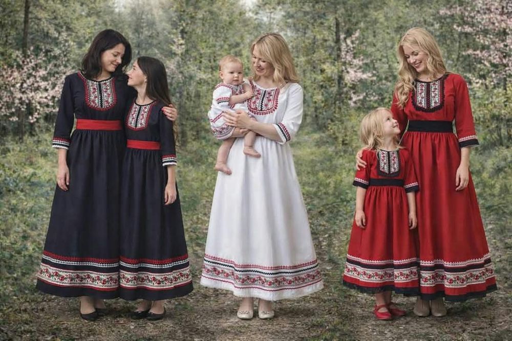 Дамски рокли с народни мотиви