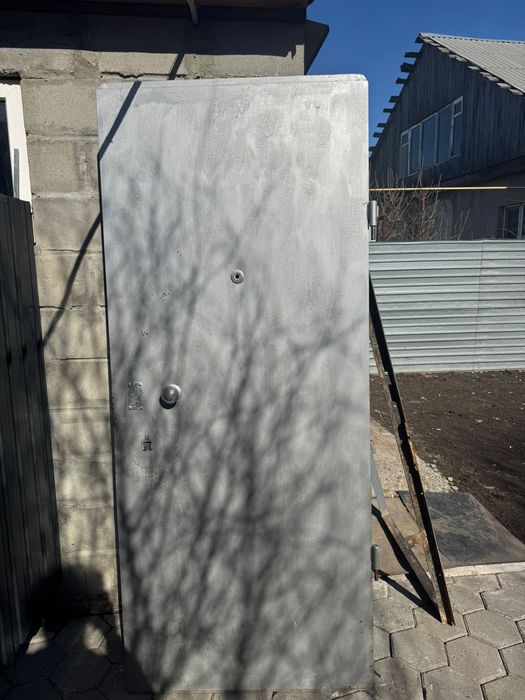 Продам входную дверь