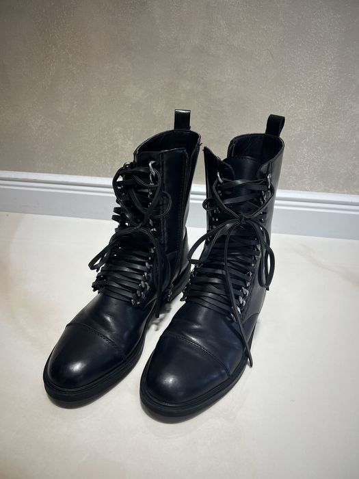 Кожени боти с връзки