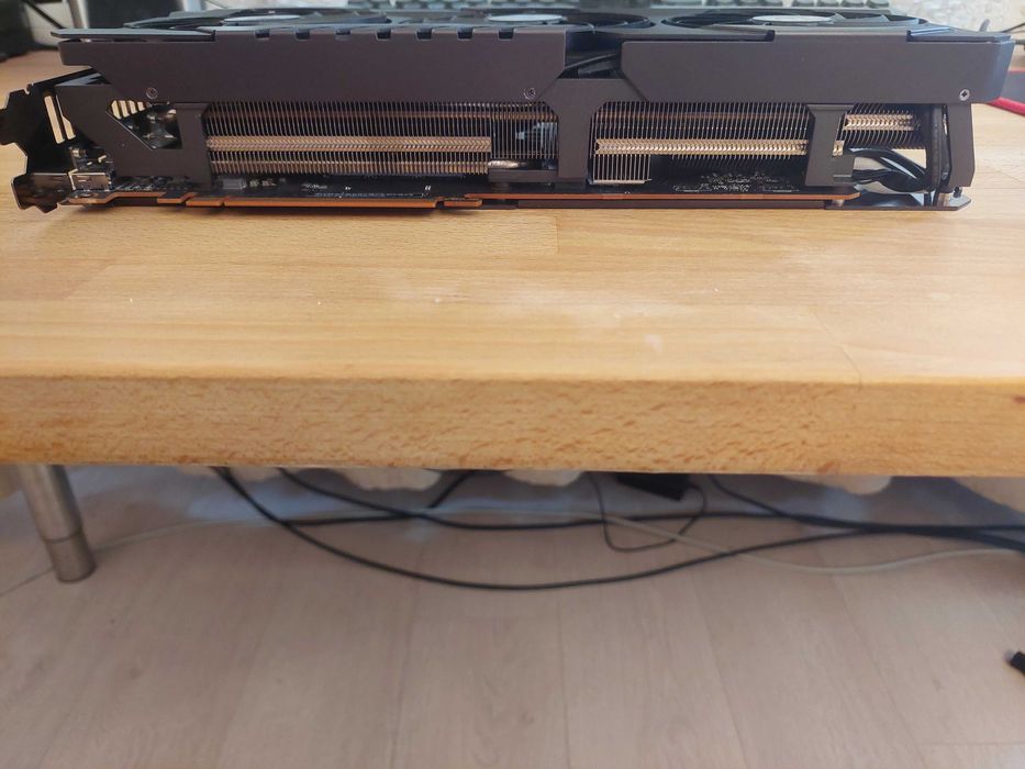 Продавам видео карта Asus TUF Gaming OC RX 6800 XT